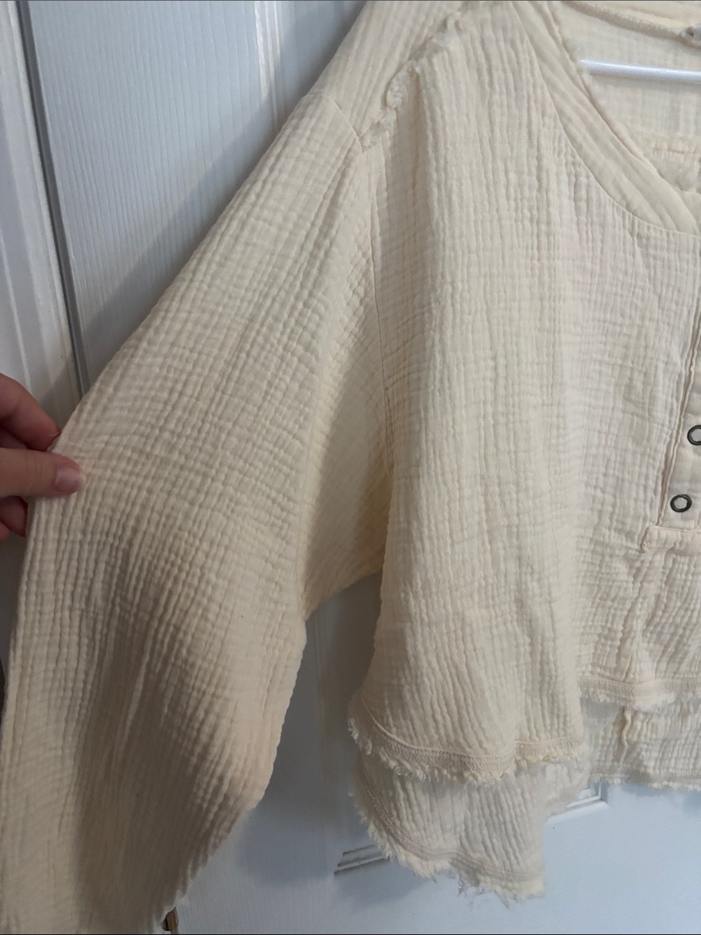 entro Cream Gauze Button-Front Long Sleeve cropped Henley - Picture 7 of 9